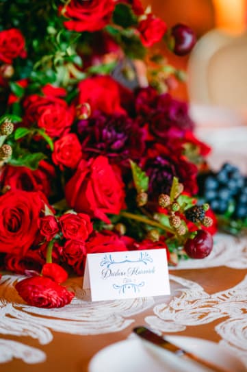 Minimalist Wedding Flowers: Less Is More (Ideas & Inspiration)