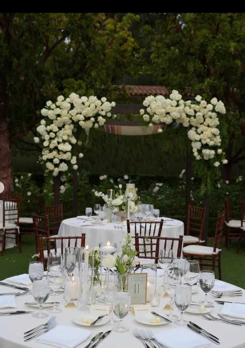 Moody & Dark Wedding Flowers: Dramatic Palettes & Gothic Romance